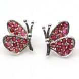 A pair of 925 silver butterfly shaped earrings set with rubies, L. 1.5cm.