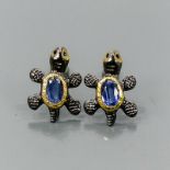 A pair of 925 silver turtle shaped earrings set with oval cut sapphires, L. 1.6cm.