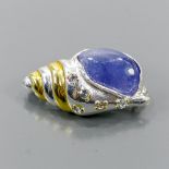 A 925 silver shell shaped brooch set with a cabochon cut sapphire and blue topaz, L. 3.5cm.