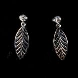 A pair of 925 silver feather shaped drop earrings, L. 2cm.