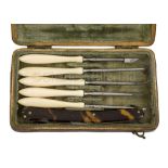 Ø AN EARLY 19TH CENTURY POCKET HYGIENE SET