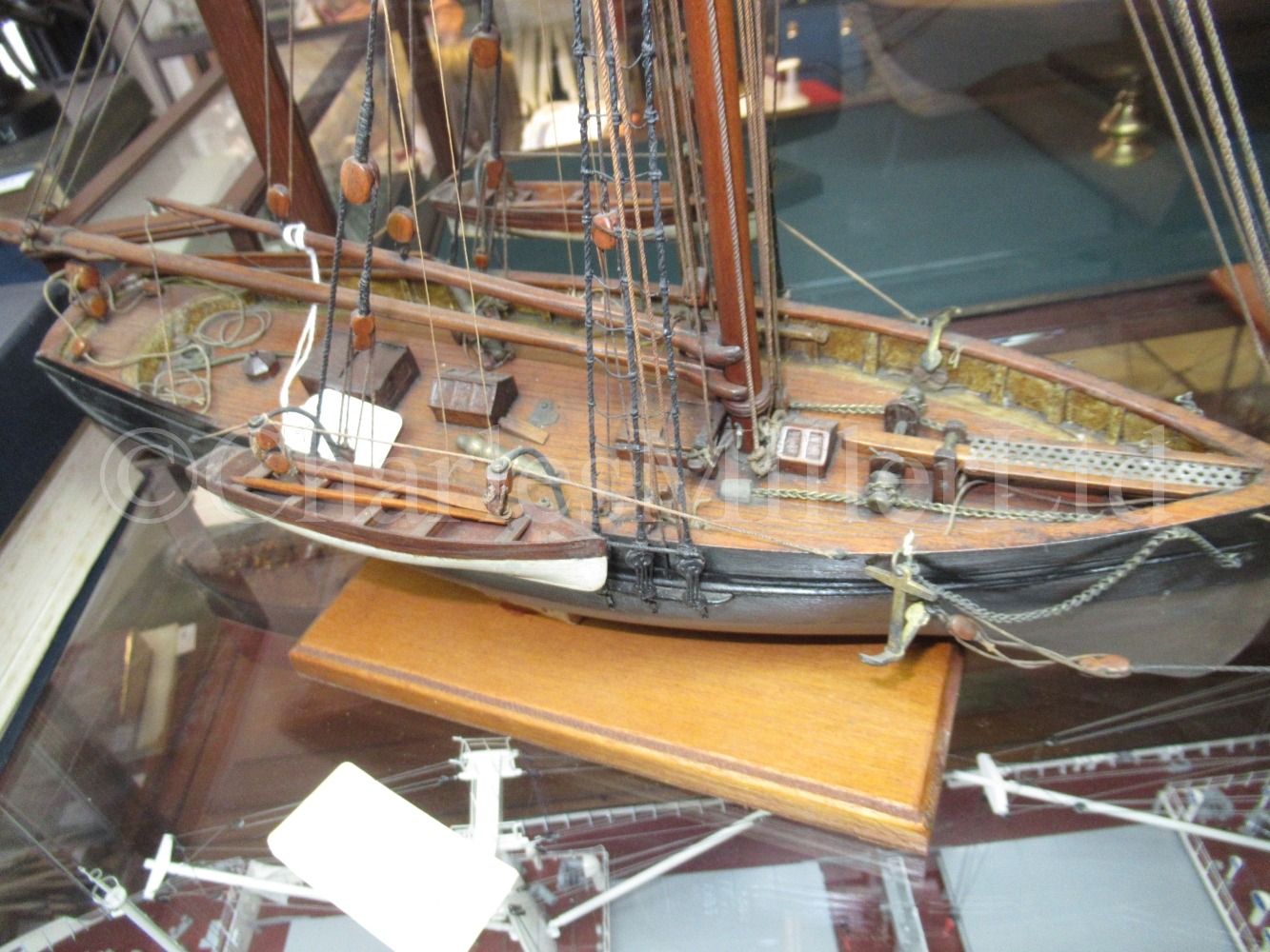 A 19TH CENTURY MODEL FOR A GAFF-RIGGED PILOT CUTTER OF CIRCA 1820 - Bild 2 aus 5