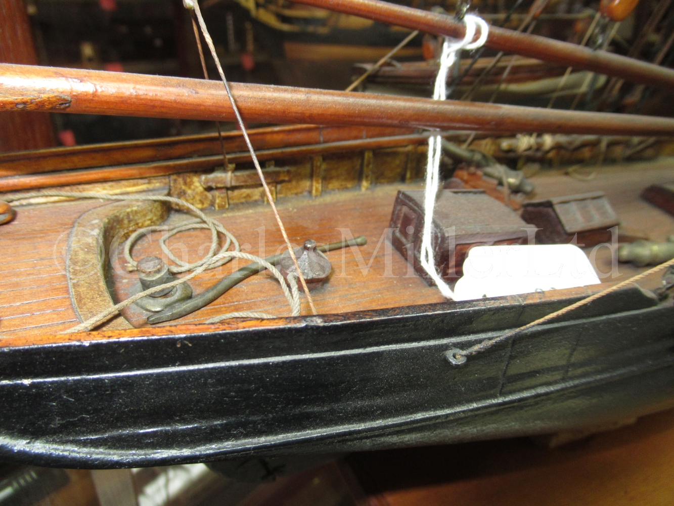 A 19TH CENTURY MODEL FOR A GAFF-RIGGED PILOT CUTTER OF CIRCA 1820 - Bild 4 aus 5