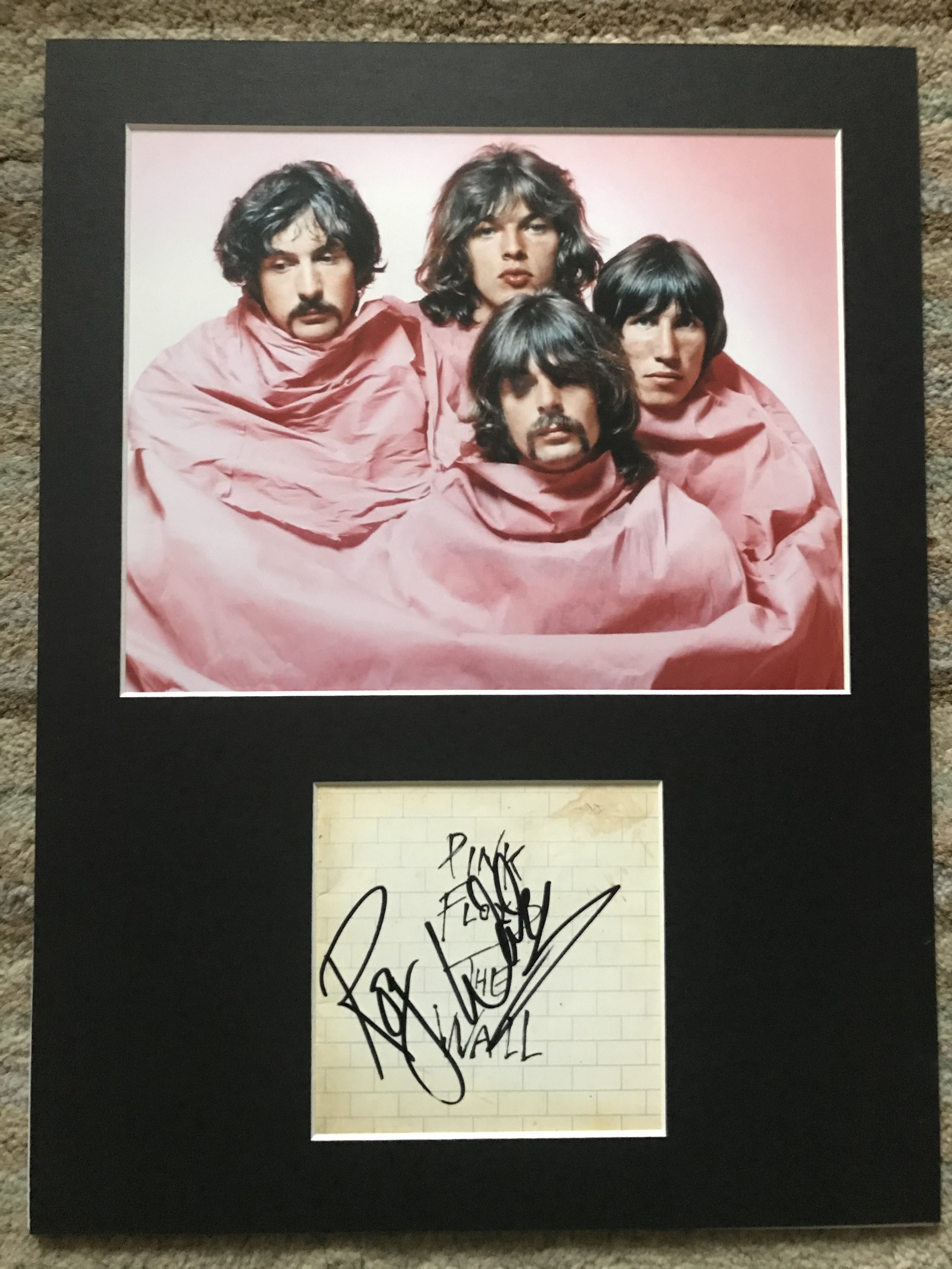 Roger Waters Pink Floyd autograph mounted with 10 x 8 inch colour photo to an overall size 16 x 12