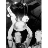 Football Alex Stepney signed 16x12 black and white photo pictured after Manchester Uniteds win in