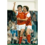 Autographed ARSENAL 12 x 8 photo - Col, depicting Arsenal's ALAN SUNDERLAND celebrating with his