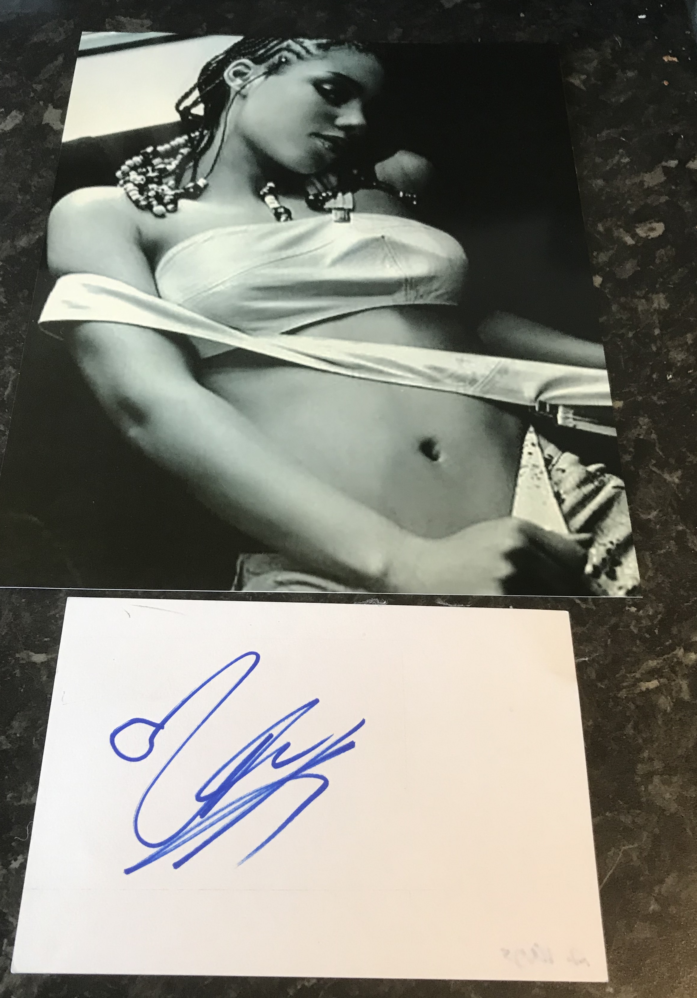 Alicia Keys Signed 6x4 White Card With 10x8 Black And White Photo. Good condition. All autographs