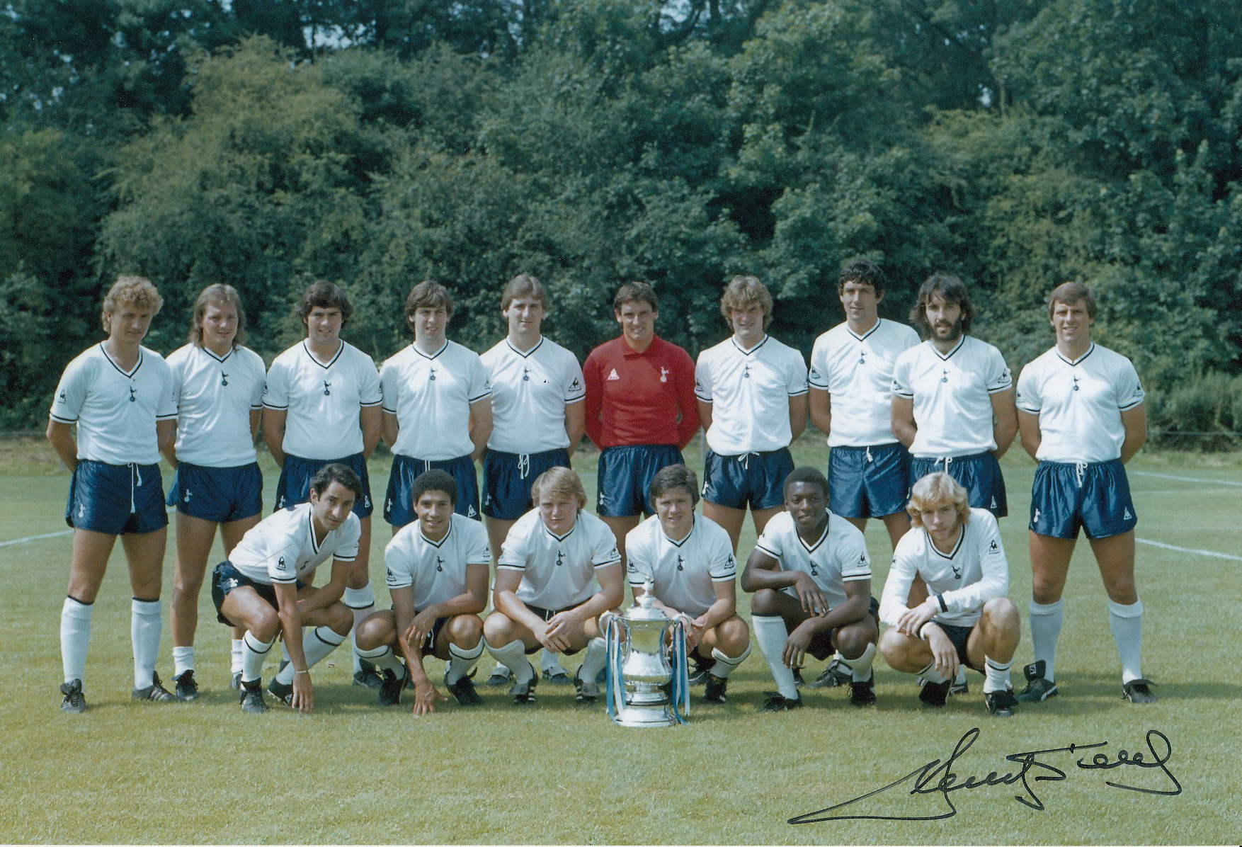 Autographed Ricky Villa 12 X 8 Photo Col, Depicting A Stunning Image Showing The 1981 Fa Cup Winners