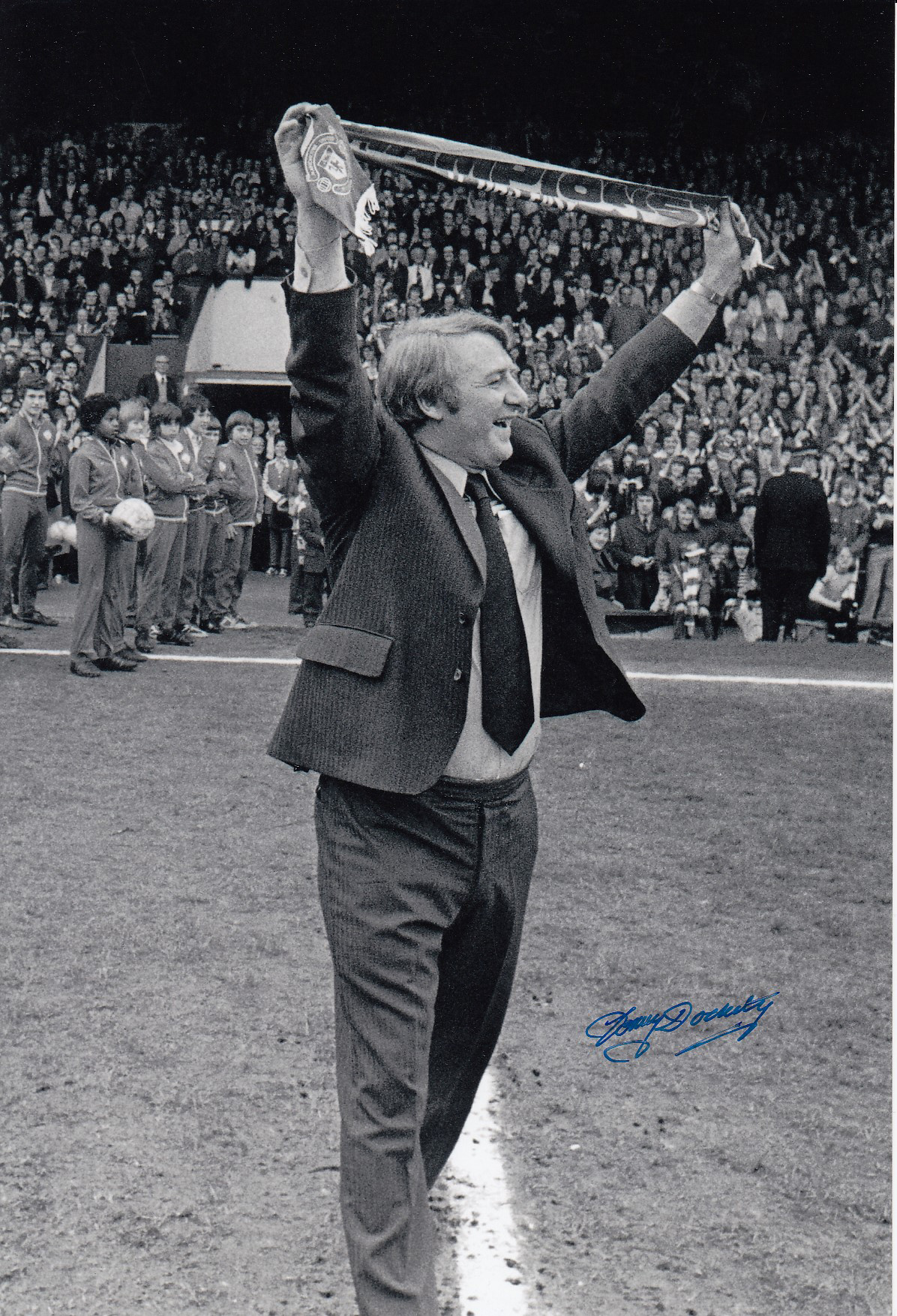 Autographed Tommy Docherty 12 X 8 Photo B/W, Depicting The Man United Manager Enjoying The
