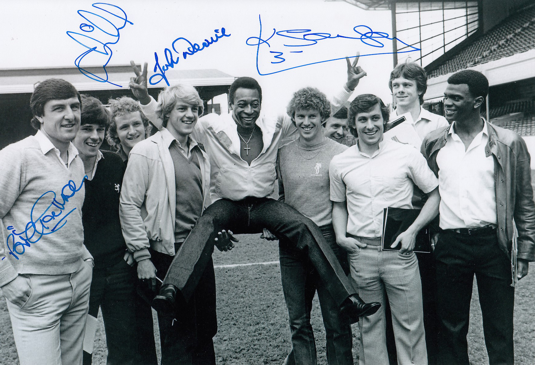 Autographed Arsenal 12 X 8 Photo B/W, Depicting A Wonderful Image Showing Several Players Posing