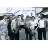 Autographed Arsenal 12 X 8 Photo B/W, Depicting A Wonderful Image Showing Several Players Posing
