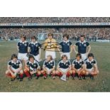 Football Autographed Scotland 12 X 8 Photo Col, Depicting A Superb Image Showing Players Posing