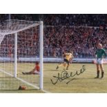 Autographed Alan Sunderland 8 X 6 Photo - Col, Depicting The Arsenal Centre-Forward Running Away