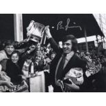 Autographed Peter Lorimer 8 X 6 Photo - B/W, Depicting Lorimer Holding Aloft The Fa Cup In Front