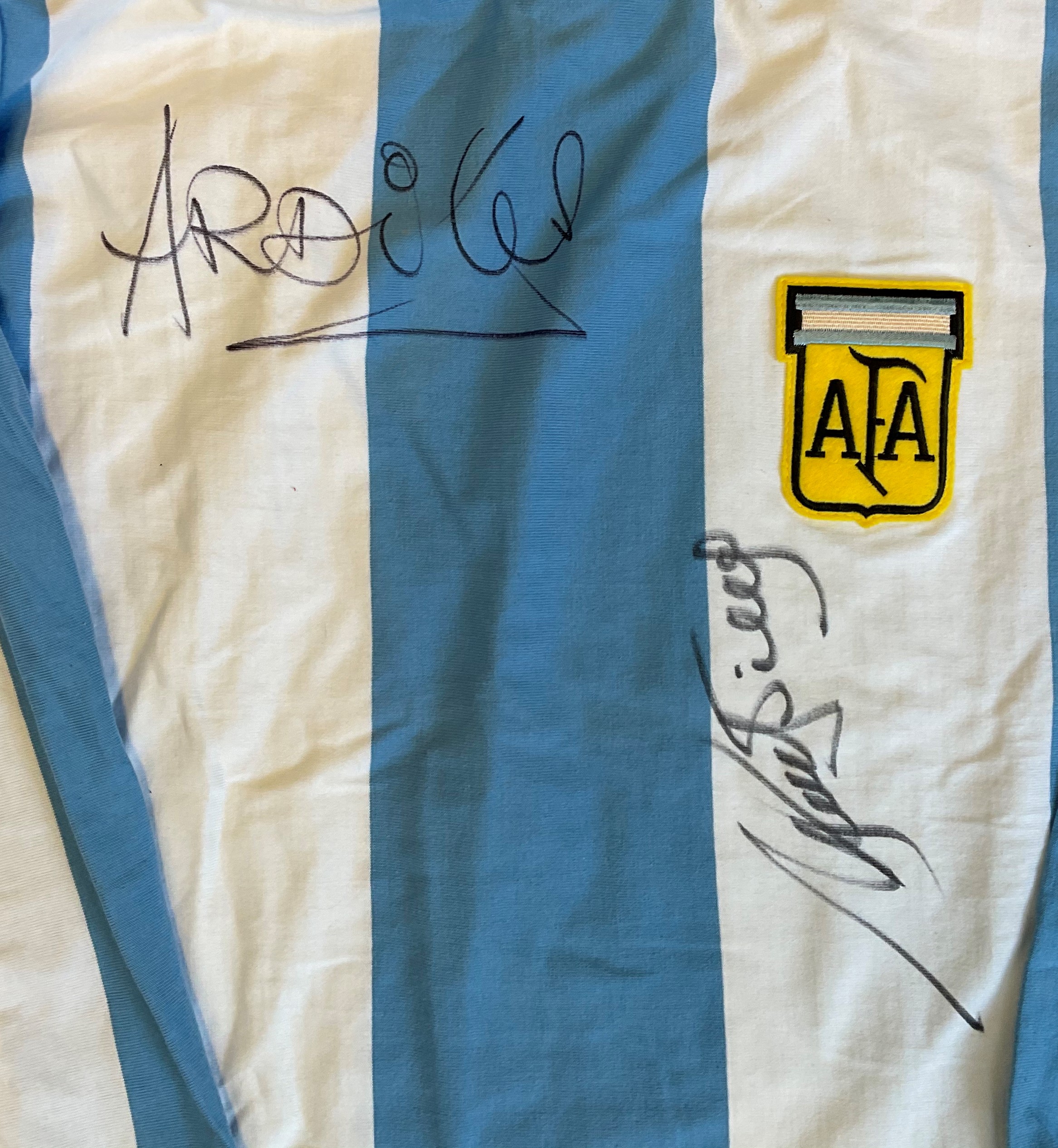 Football Ossie Ardiles and Rick Villa signed Argentina retro home shirt. Good condition. All - Image 2 of 2