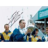 Autographed Mel Sterland 8 X 6 Photo - Col, Depicting The Leeds United Full-Back Holding Aloft The