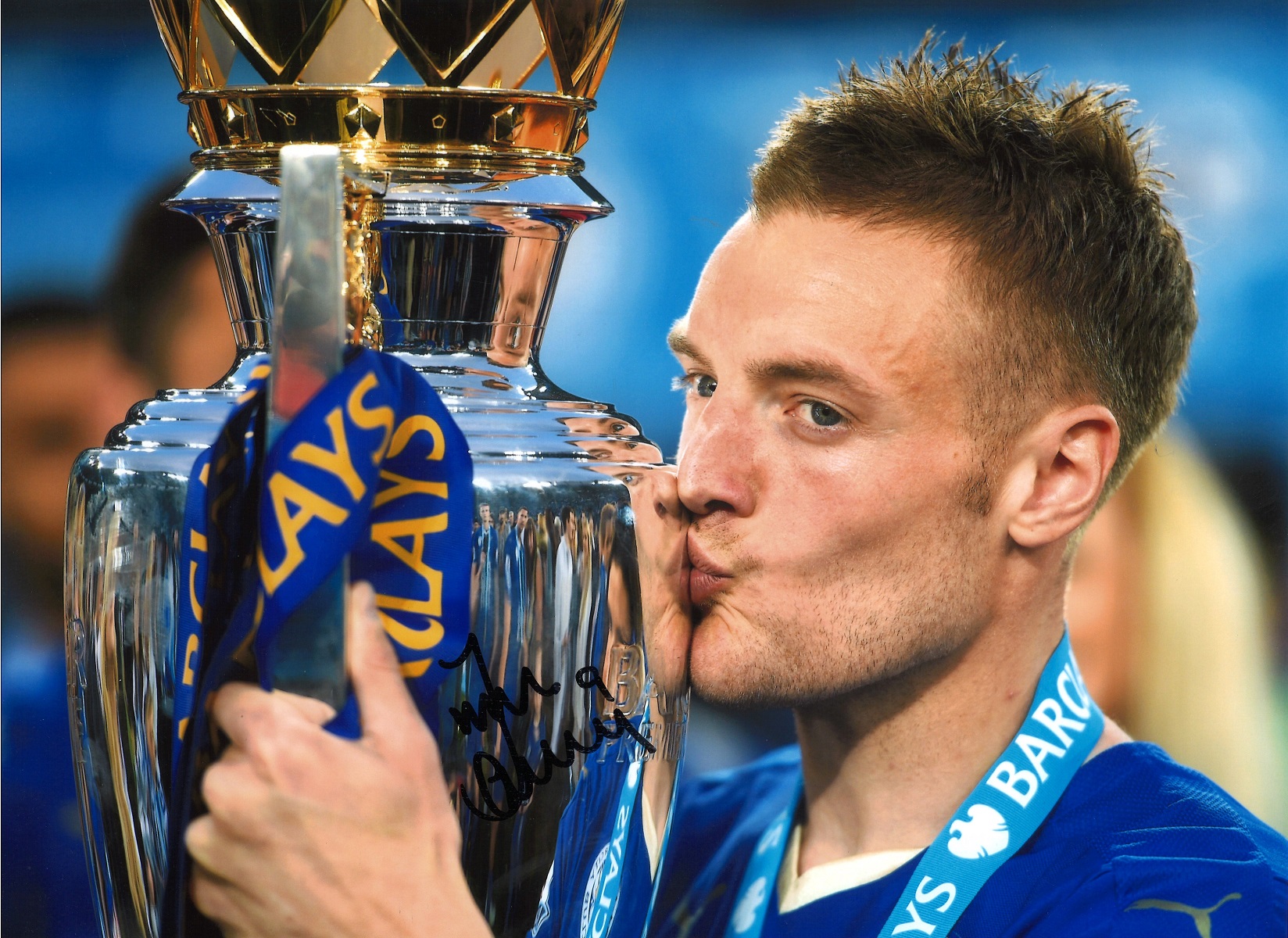 Football Jamie Vardy signed 16x12 colour photo pictured with the premier league trophy. Good