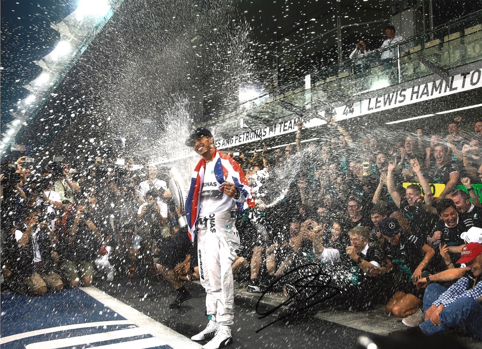 Lewis Hamilton signed 16x12 colour photo fantastic photo of the Seven times world Formula One