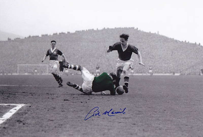 Autographed GIL MERRICK 12 x 8 photo - Colz, depicting the Birmingham City goalkeeper diving at