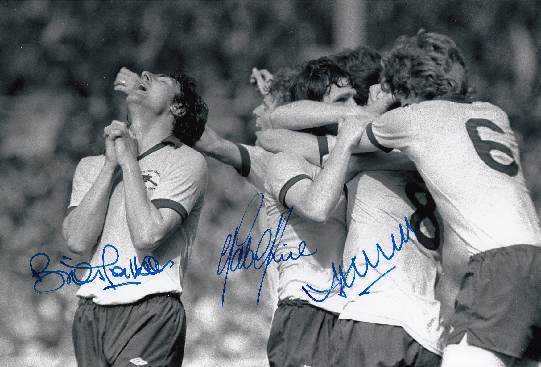 Autographed ARSENAL 12 x 8 photo - B/W, depicting ALAN SUNDERLAND being mobbed by delirious team