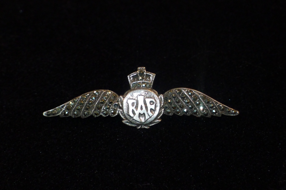 B19 A vintage White Metal and Marcasite World War Two era RAF Wings sweetheart brooch with Kings - Image 3 of 6