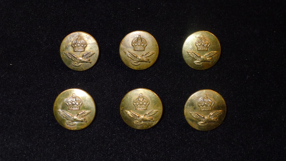 B21 A set of 6 Kings Crown & Flying Eagle WW2 era RAF uniform brass buttons. These brass buttons are - Image 2 of 4