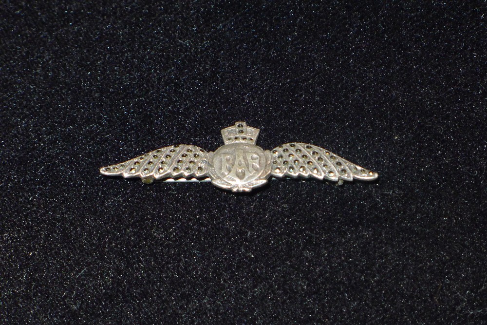 B19 A vintage White Metal and Marcasite World War Two era RAF Wings sweetheart brooch with Kings - Image 5 of 6