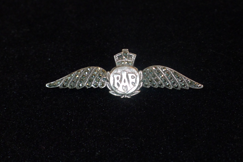 B19 A vintage White Metal and Marcasite World War Two era RAF Wings sweetheart brooch with Kings - Image 4 of 6
