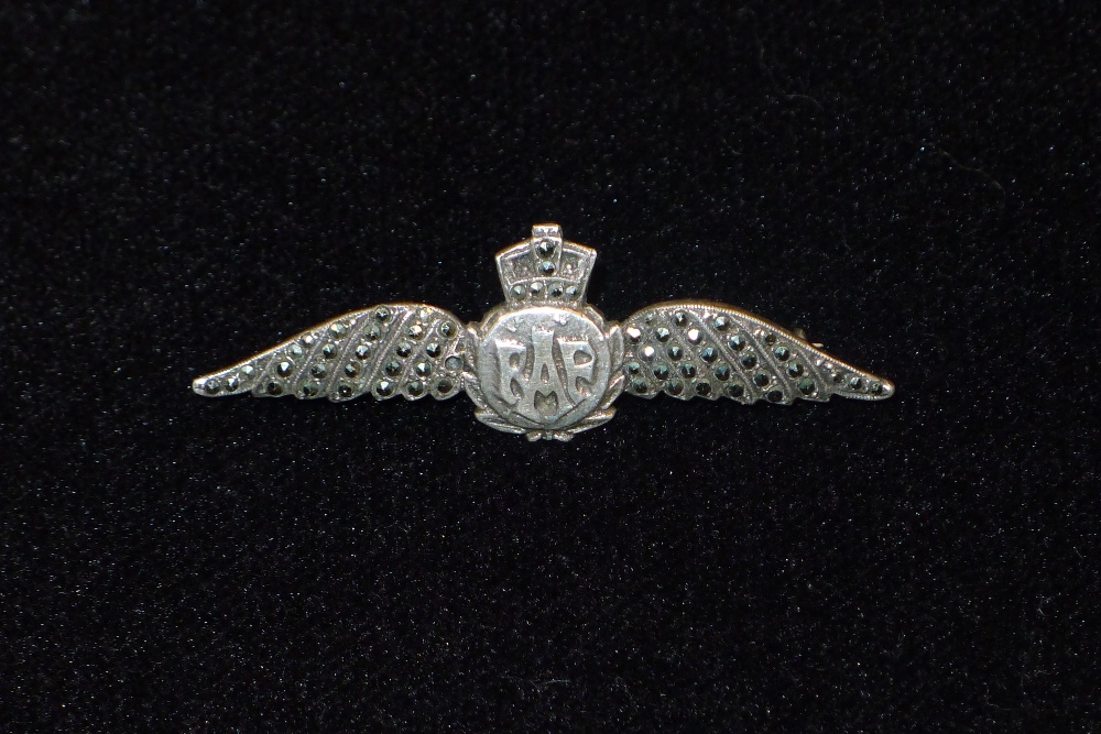 B19 A vintage White Metal and Marcasite World War Two era RAF Wings sweetheart brooch with Kings - Image 2 of 6