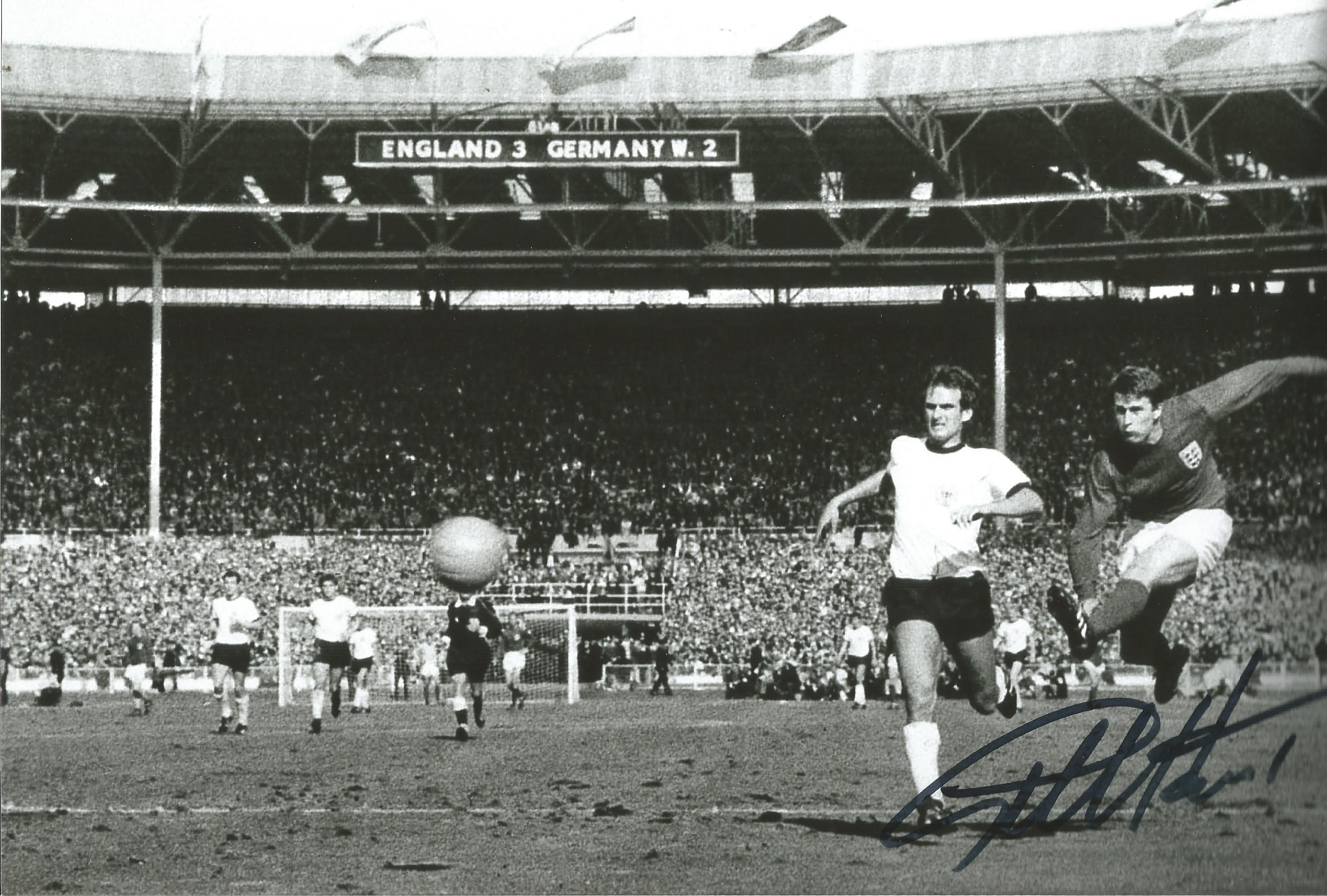 Geoff Hurst signed 10 x 8 inch b/w football photo 1966 World Cup. AK1621