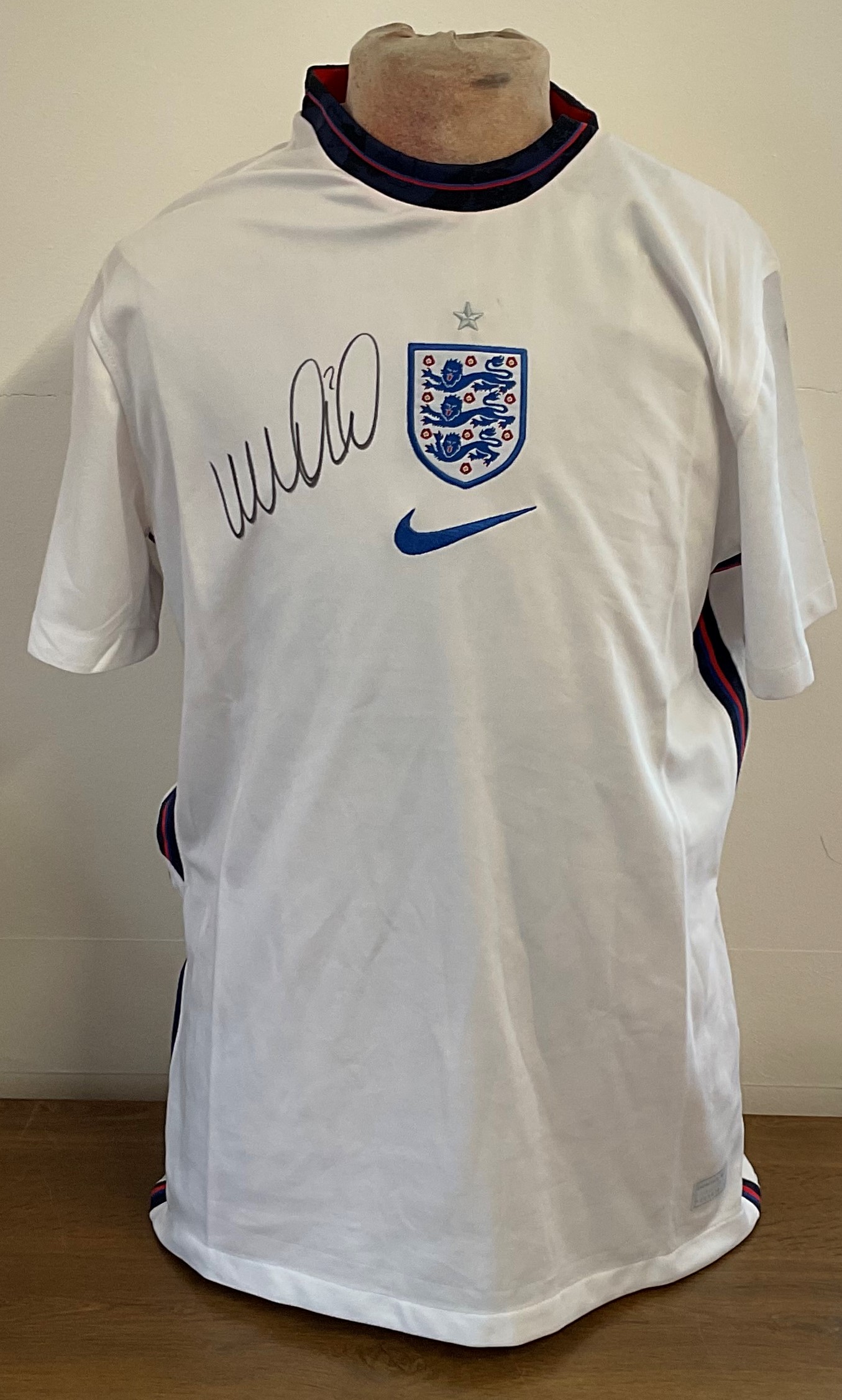 Football Kyle Walker signed England replica shirt size XL.