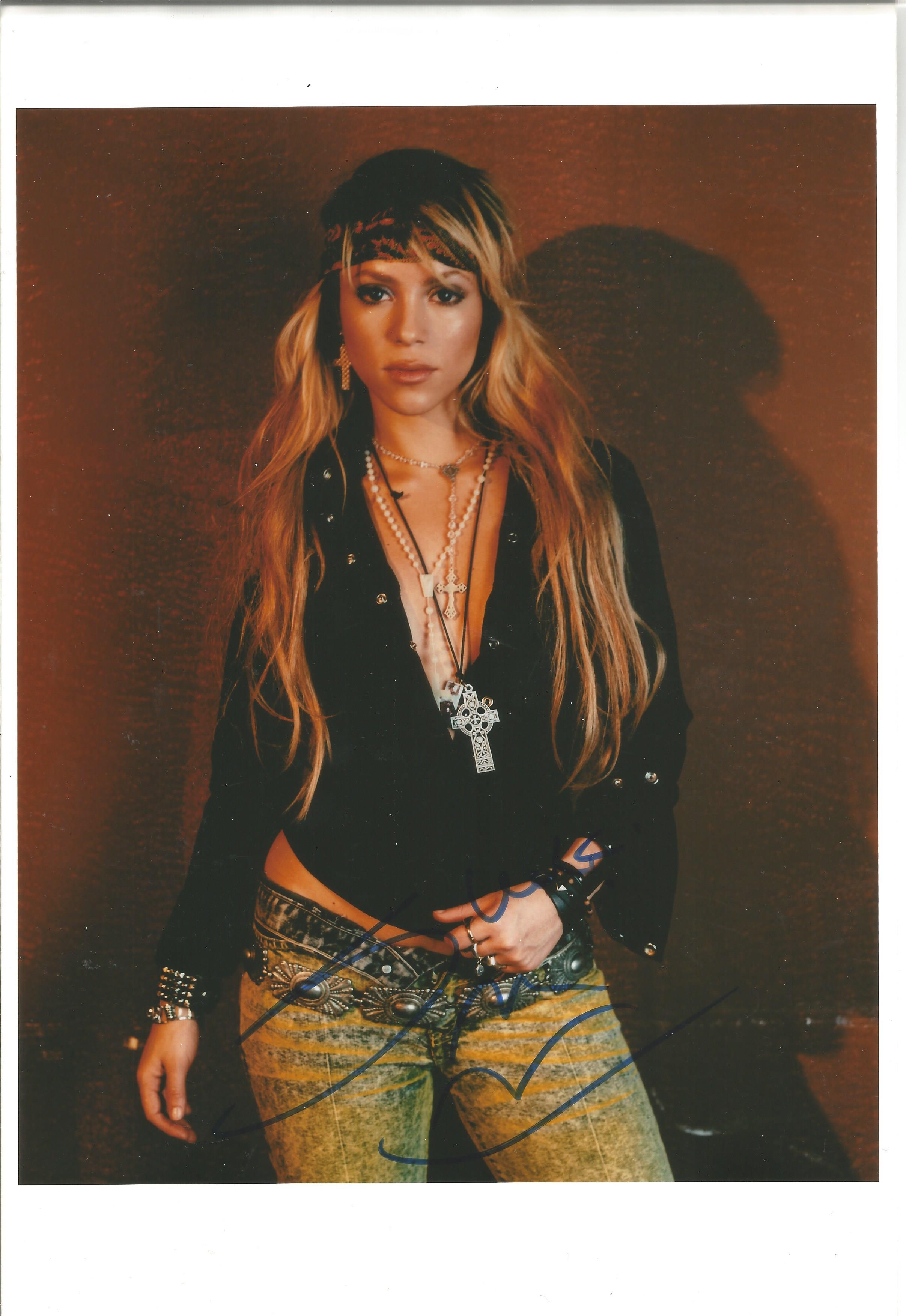 Music Shakira signed 10 x 8 inch colour photo