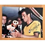 Football, Carlos Alberto Torres signed 16x12 colour photograph pictured as he receives the 1970