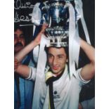 Football. Ossie Ardiles Signed 16x12 colour photo. Photo shows Ardiles with a trophy on his head.