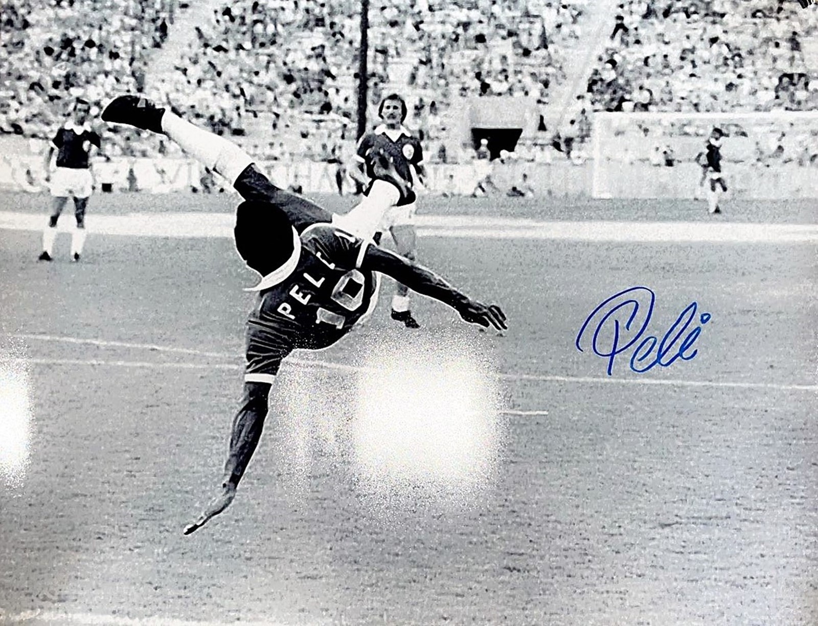 Football Pele signed 20x16 New York Cosmos black and white photo. Regarded as one of the greatest