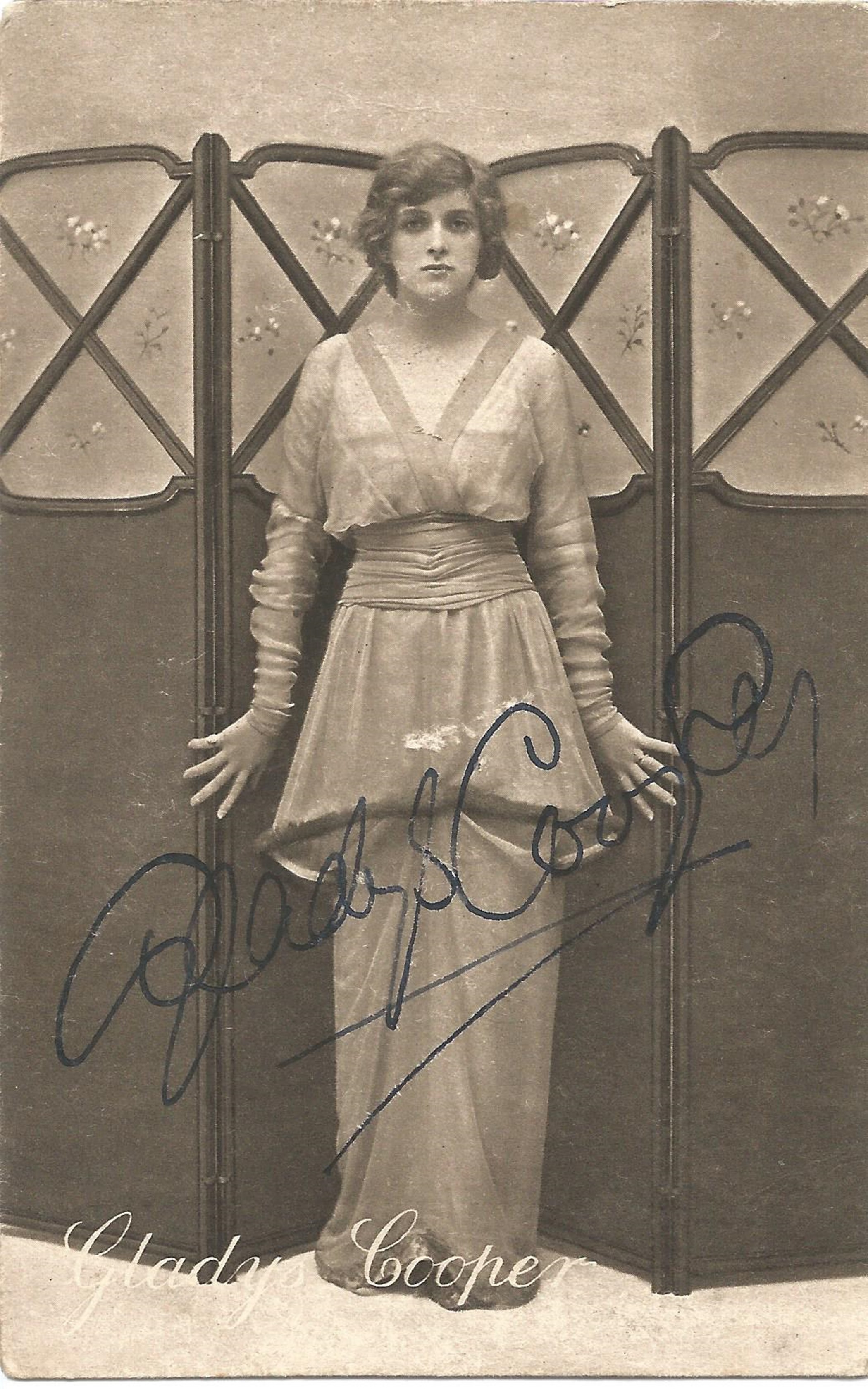 Gladys Cooper signed vintage 6x4 photo. 18 December 1888 - 17 November 1971 was an English