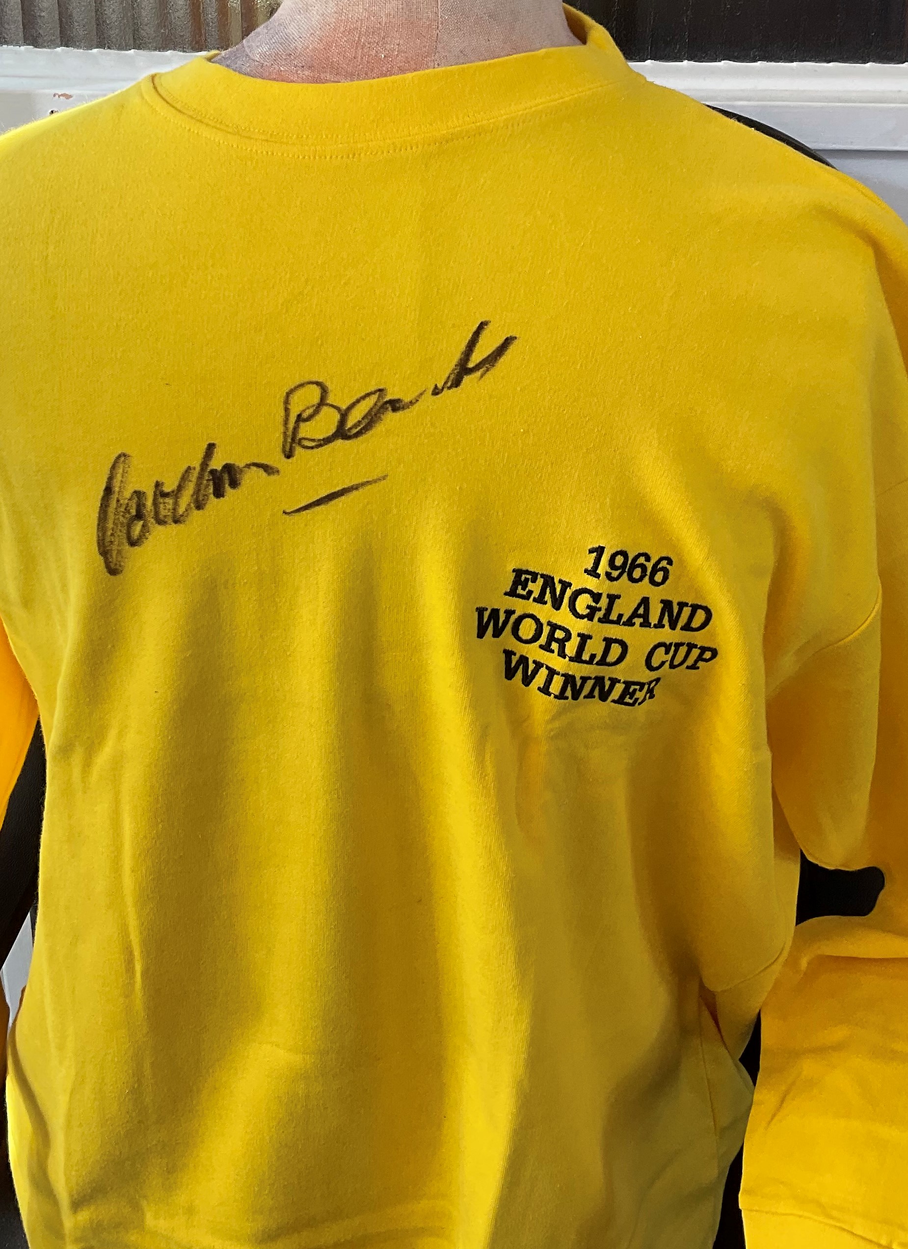 Gordon Banks signed England 1966 World Cup Winners Retro Football shirt. Gordon Banks OBE (30