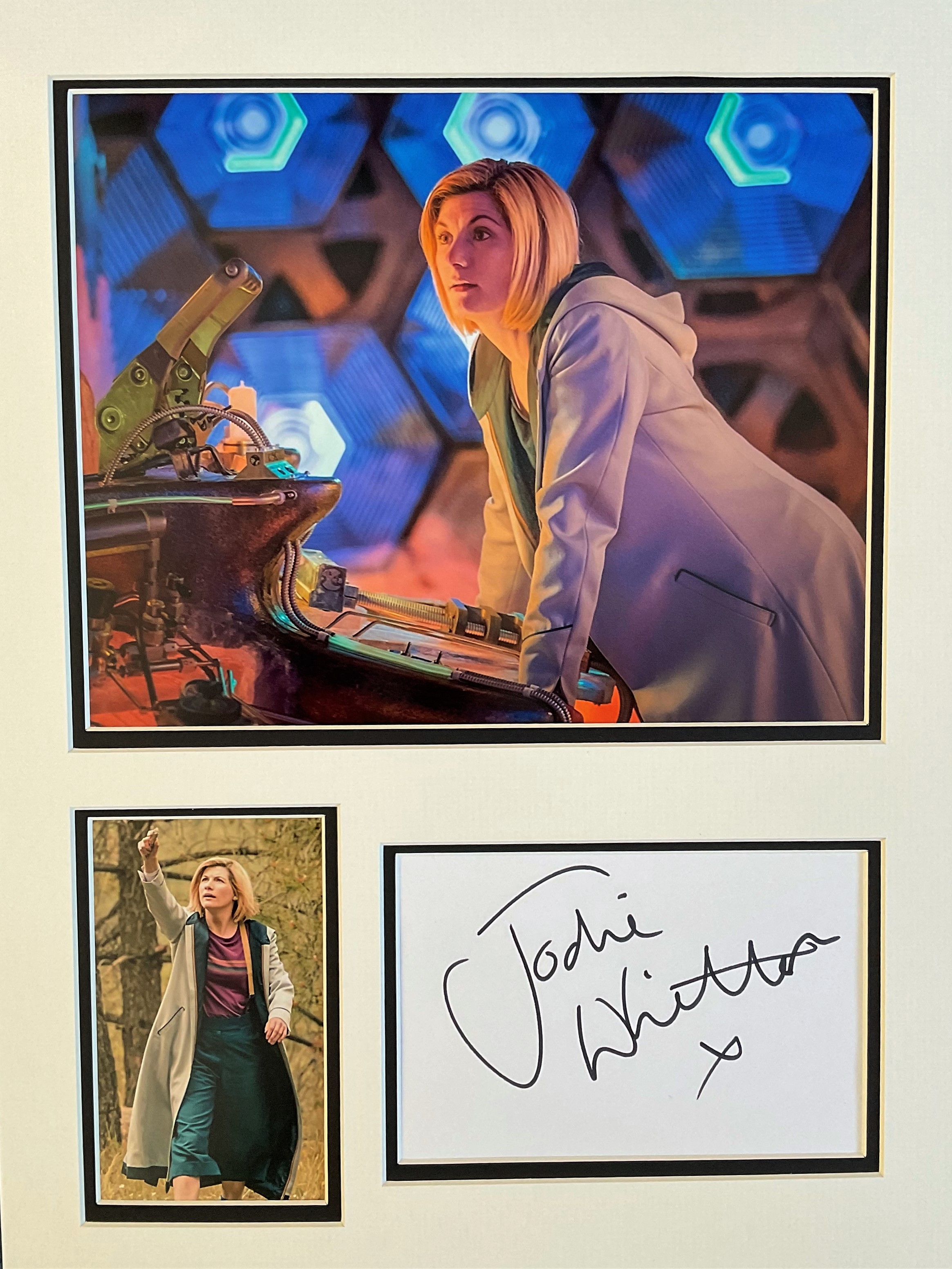 Dr Who. Jodie Whittaker 13th Doctor Handsigned signature Card with 10x8 and 5x3 Colour Photos,