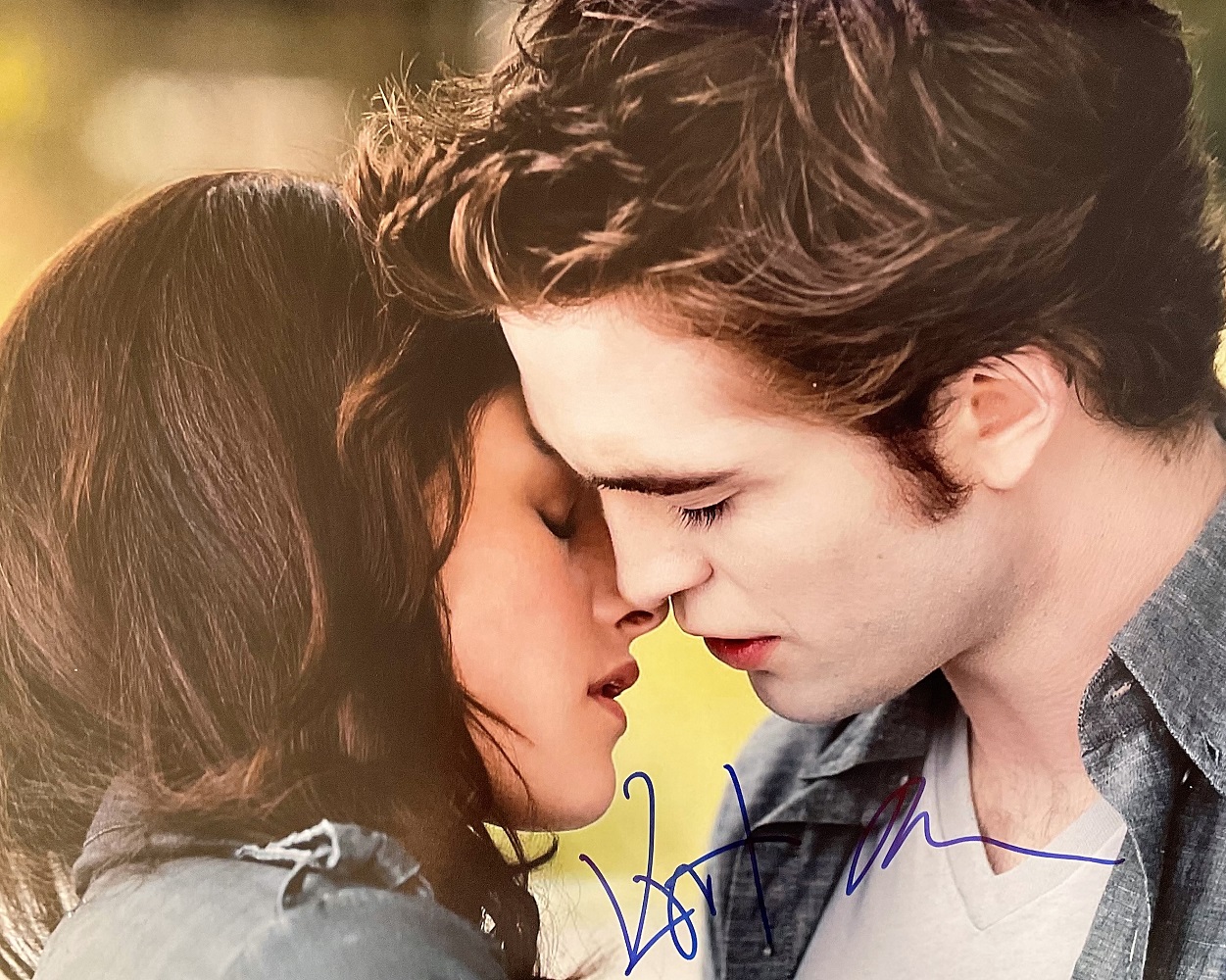Kristen Stewart and Robert Pattinson Handsigned 16x12 Colour Photo of the Pair About to Kiss