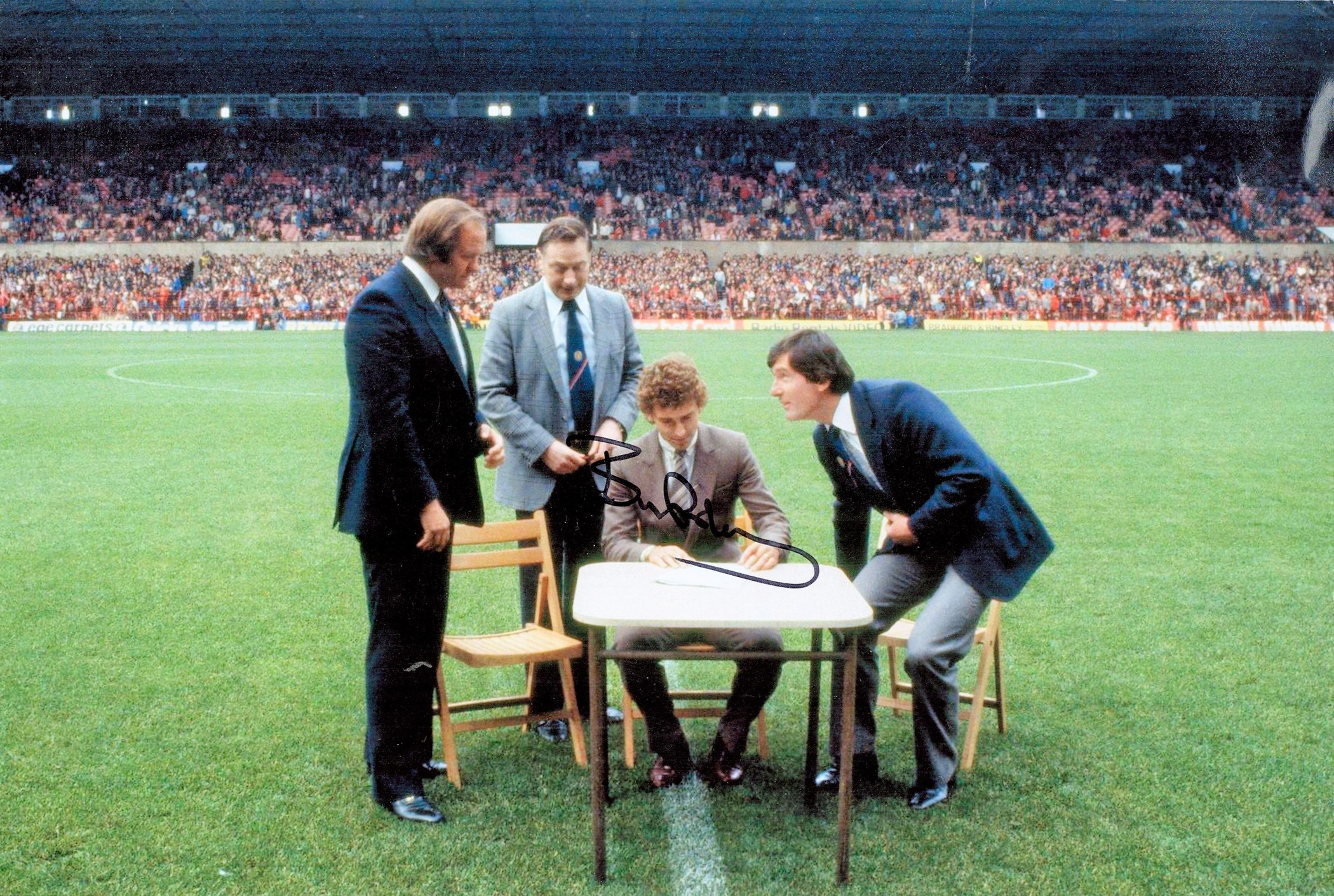 Football Bryan Robson signed 12x8 colour photo pictured signing for Manchester United. Bryan