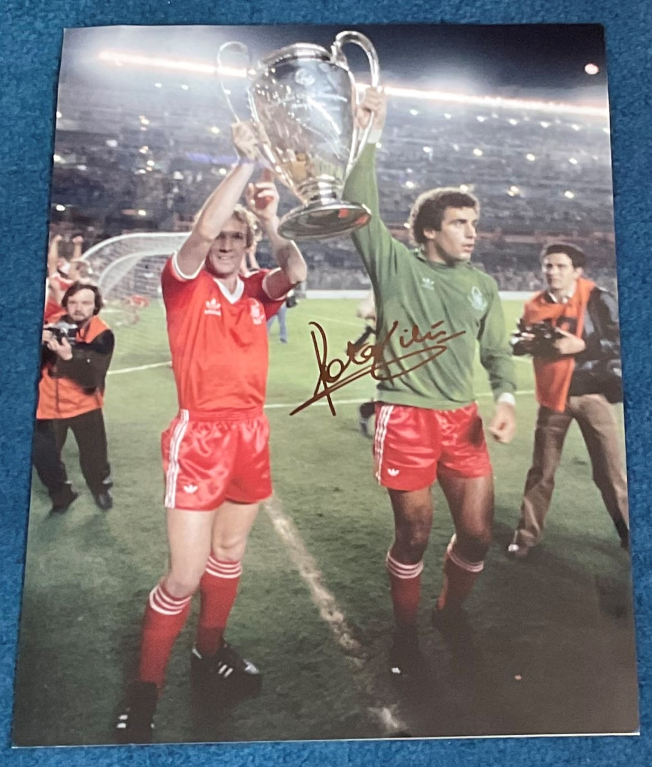 Peter Shilton Signed Nottingham Forest European Cup 12x16 Photo. Good condition. All autographs come