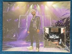 Singer, Usher 16x12 inch colour presentation photo with matted signed album cover. Usher released