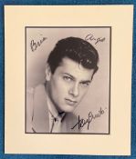 Tony Curtis signed photo. Mounted to approx. 13 x 11 inches frame. Good condition. Good condition