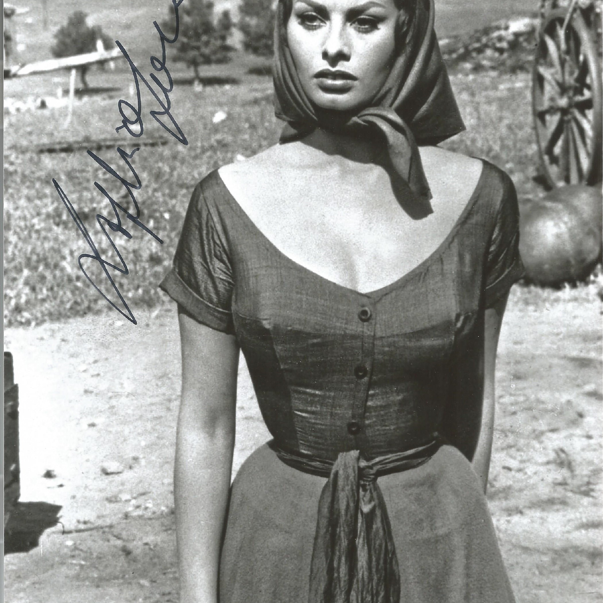 Sophia Loren signed 12x8 b/w photo. Good condition. Sofia Villani Scicolone Dame Grand Cross OMRI,