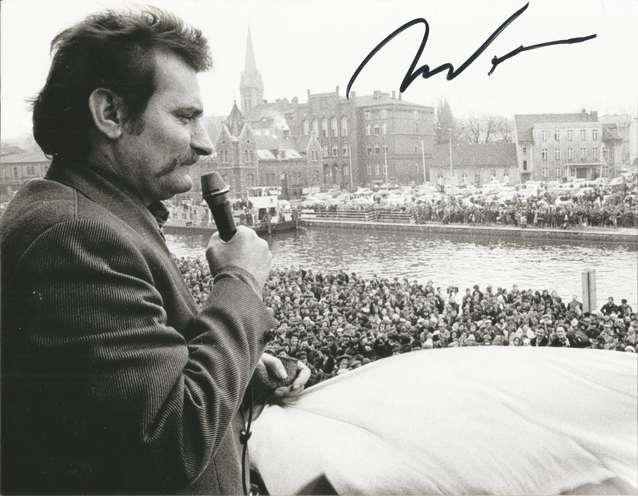 Lech Walesa signed 10x8 inch black and white photo. Lech Walesa, born 29 September 1943, is a Polish