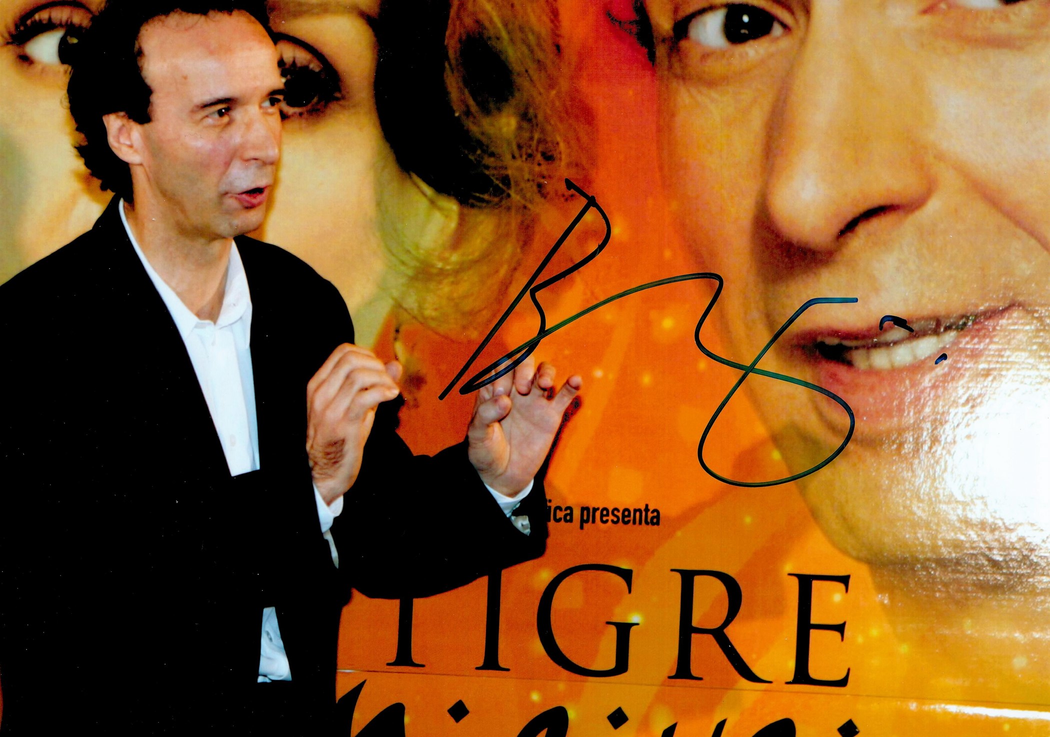 Roberto Benigni signed 12x8 colour photo. Roberto Remigio Benigni Cavaliere di Gran Croce OMRI, born