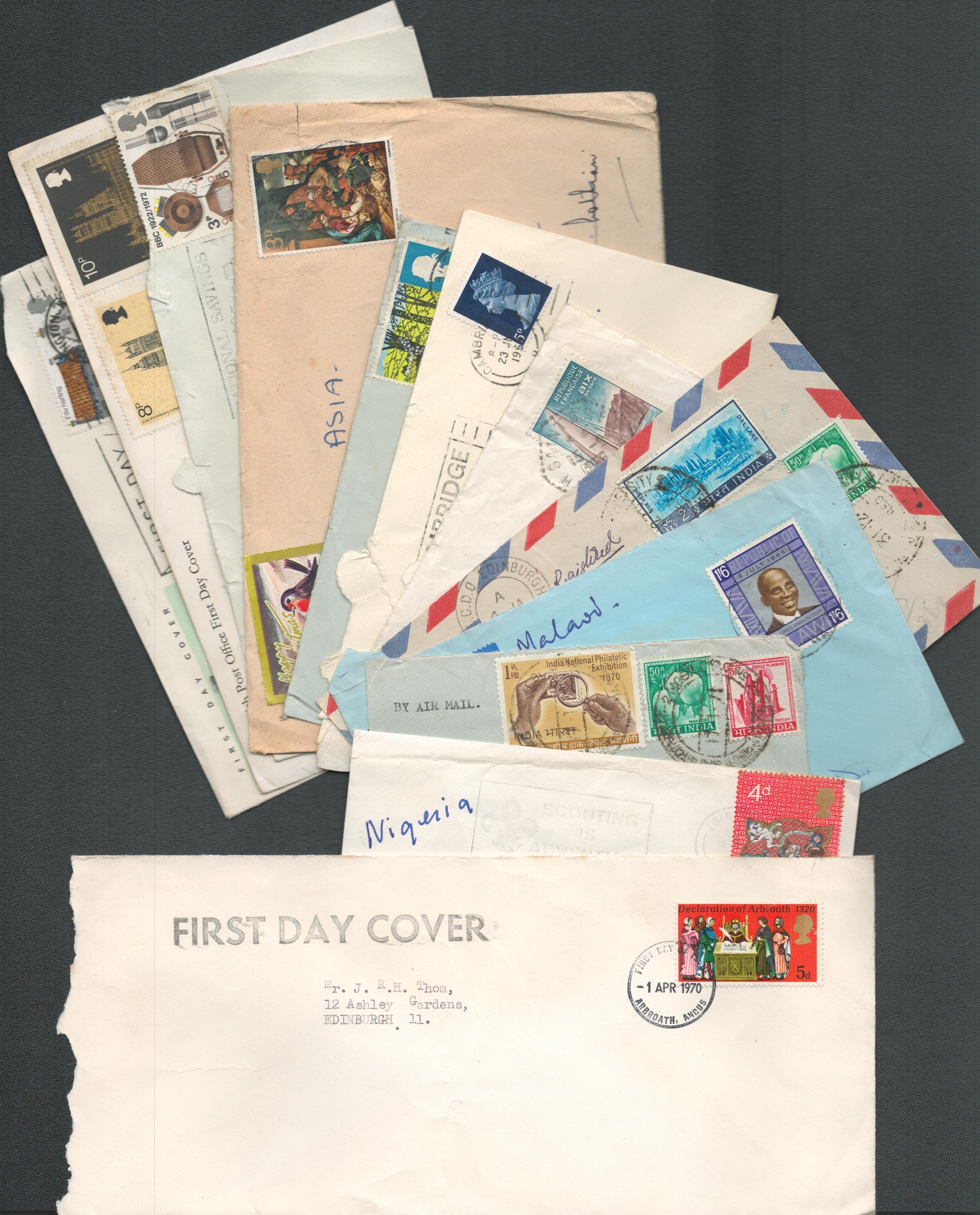 Assorted mailing envelopes from around the world. Over 20 included. Good condition. We combine