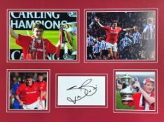 Steve Bruce signature piece, mounted with 4 colour Man Utd photos. Approx size 16x12.Good condition.