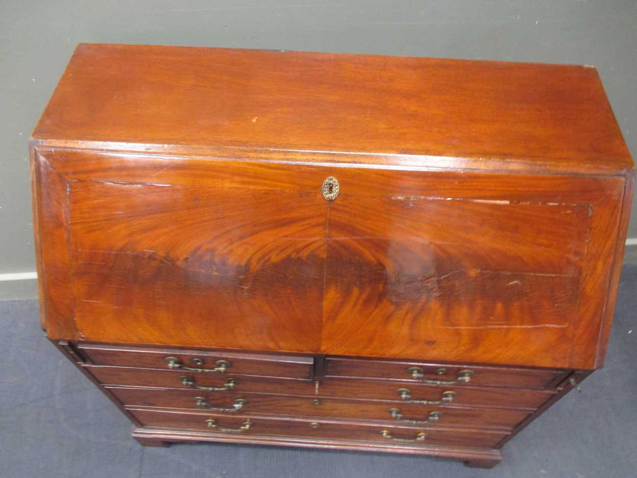 A George III mahogany bureau, circa 1770, with well fitted interior, pigeonholes and drawers above - Bild 5 aus 7