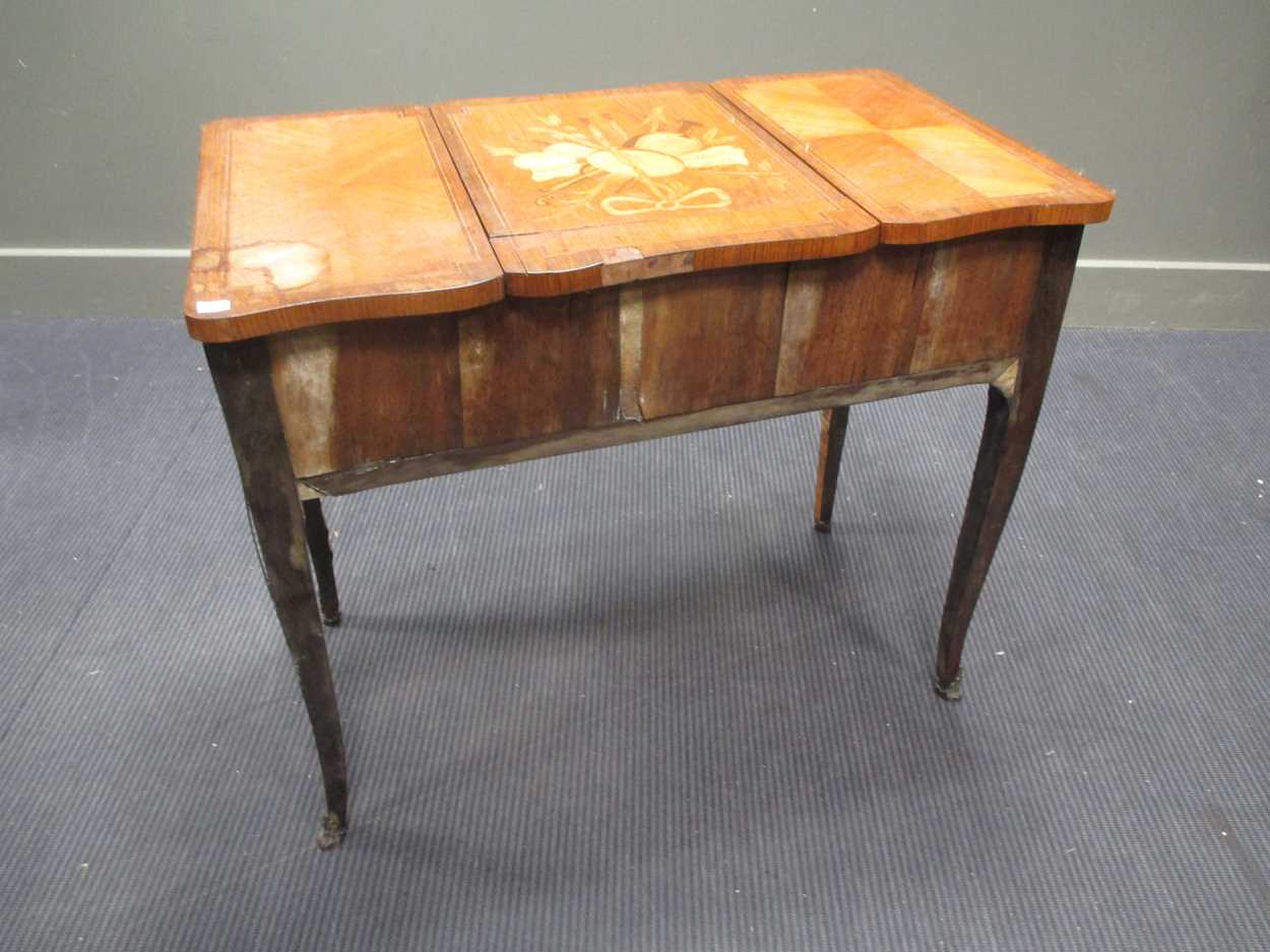 A French early 19th century kingwood and inlaid dressing table with three compartments, the - Bild 10 aus 17